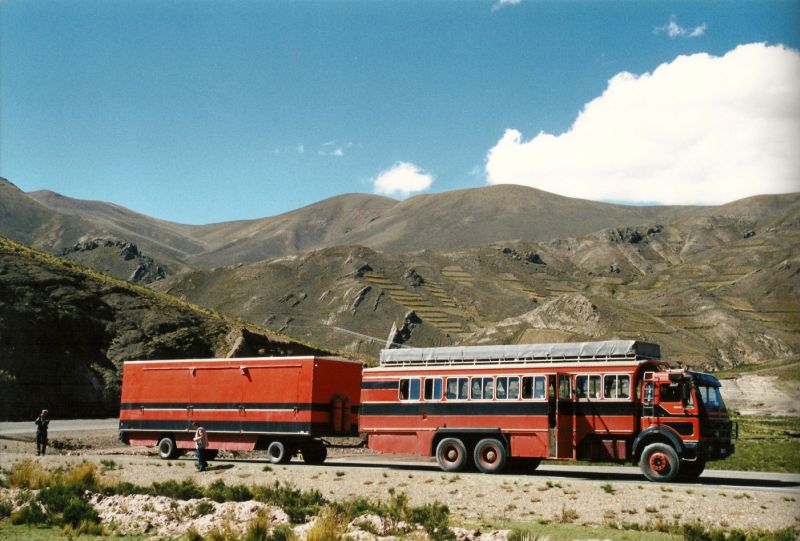 Rotelbus im Bolivanischen Hochland